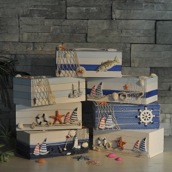дървен сувенир, котва- закачалка, синьо бяла с орнаменти 17х23 см. морски дизайн (6 бр. в кутия)