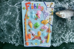 ДЕТСКА играчка от пластмаса, въдица 2 бр. с 9 бр. рибки и кепче 52х32 см.