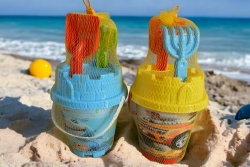 плажна играчка от пластмаса, кофичка за пясък, ниска, широка 14х14 см. замък с 3 аксесоара и лейка 688-16