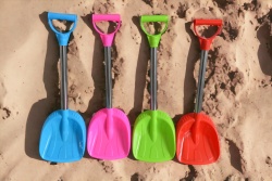 кофичка за пясък 18 см. с лопатка и сито и гребло 3 цвята