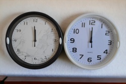 часовник стенен, кръг, елекронен 19 см. с дата и температура