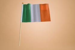 знаме Франция, качествен полиестер 14х21 см. с дървена дръжка, издържа на дъжд (50 бр. в стек)