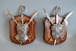 сувенир, метален, броня или щит и 3 бр. оръжия 16х19 см. (2 модела)