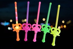детска играчка, светеща пръчка, меч- сърце 37 см. от пластмаса 5 цвята