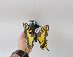СОЛАРНА пеперуда, обикаляща около колче 38 см. (Промоция- при покупка над 20 бр. базова цена 5,00 лв. на кашон 200 бр. базова цена 4.80 лв.)
