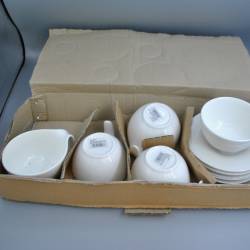 керамичен сервиз 6 чаши с чиниики 220 ml. и чайник на метална поставка 25х18х19 см. в кутия