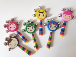 дървена дрънкалка с лице 5 камбанки 14,5 см. (8 модела)