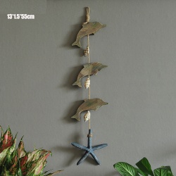 дървен сувенир, вятърен чан 3 висящи делфина, ръчно изработени мидички, морска звезда 55х13 см. морски дизайн