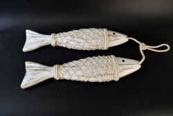 дървен сувенир 2 големи риби 32 см. увити в мрежа, ръчна изработка 61х8 см. морски дизайн