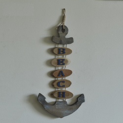 дървен сувенир, вятърен чан 3 висящи делфина, мидички, морска звезда 60х13 см. морски дизайн