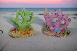 сувенир от керамика, качествена изработка 12 см. мацка прави упражнения на плажа