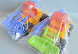 детска играчка, комбайна от пластмаса в  P.V.C. опаковка 18х9х5 см.