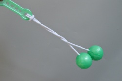 детска играчка Pro- Clackers топчета 4 см. с въже (100 бр. в стек)