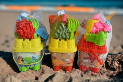 плажна играчка от пластмаса, кофичка за пясък, пирати 12х16 см. капак 3 аксесоара и лейка 22х16 см. 612