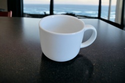 керамична чаша 7 см. широка 11 см. с крива дръжка с чиния 15,5 см. (6 бр. в кутия)(72 бр. в кашон)