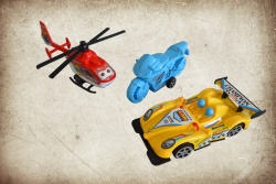 детска играчка в плик, мотор, автомобил или хеликоптер от 12 до 15 см. от пластмаса