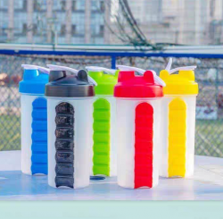 спортна бутилка 500 ml. с пластмасово топче за разбиване и 7 прегради за таблетки 5 цвята