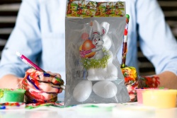 за оцветяване, играчки 5 бр. различни модели 6 см. с боички, стиропорни 3 заека и 2 яйца