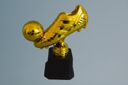 спортен сувенир, макет на златната обувка 27х14х11 см.