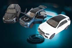 метална количка, пушеща Mercedes 4 matic 1/24 музикална, светеща (8 бр. в кутия)