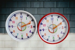 часовник с дисплей,стенен светещи цифри, дата и температура 45х22 см.