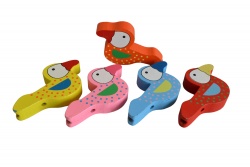 дървена играчка, птица- свирка, издава птичи звуци 5 цвята 5х9 см.