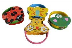 дървена играчка, количка на въже, вози 2 кълвящи кокошки 12,5х10,5 см. (R7) (6 бр. в стек, еднакви)