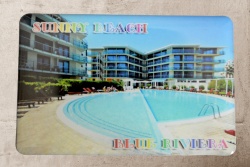дървен сувенир, табелка с рак, катерещ по нея и надпис Sunny beach 30,5x10 см. морски дизайн (6 бр. в кутия)