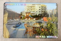дървен сувенир, табелка с рак, катерещ по нея и надпис Sunny beach 30,5x10 см. морски дизайн (6 бр. в кутия)