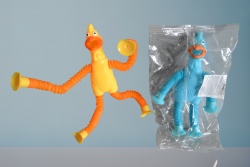 детска играчка от гума и пластмаса, патка- пружинка, светеща 18,5 см. (R3)