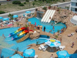 дървен сувенир, табелка с рак, катерещ по нея и надпис Sunny beach 30,5x10 см. морски дизайн (6 бр. в кутия)