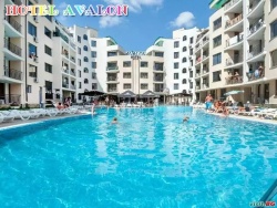 дървен сувенир, табелка с рак, катерещ по нея и надпис Sunny beach 30,5x10 см. морски дизайн (6 бр. в кутия)