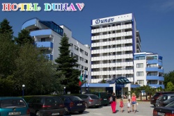 дървен сувенир, котва 17х22 см. с корабче с надпис на платното Bulgaria оплетено въже и табелка Sunny Beach (6 бр. в кутия)(48 бр. в кашон)