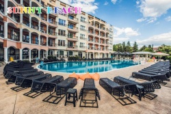 дървен сувенир, табелка с рак, катерещ по нея и надпис Sunny beach 30,5x10 см. морски дизайн (6 бр. в кутия)