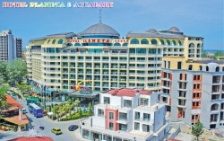 сувенир от дърво, котва с реалистични материали, надписана в горния край Sunny Beach Bulgaria 20x20 см.#