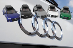 метален автомобил, отваря 6 врати 1/24 музикален, светещ AUDI Quatro 21х7,5х5,5 см. (6 бр. в кутия) 1900-280 (R2)