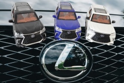 метална количка, пушеща Lexus (8 бр. в кутия)