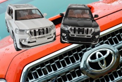 метална количка, пушеща Lexus (8 бр. в кутия)